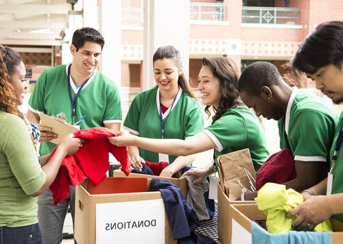 students volunteer with a college organization